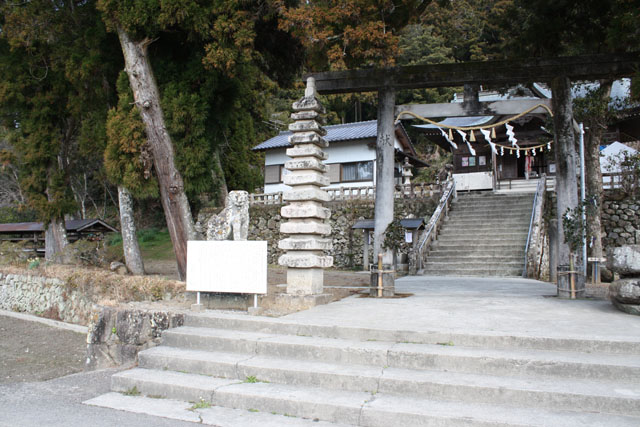 賀茂神社石造層塔