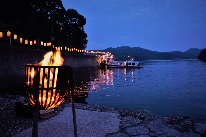 夜の巡航船