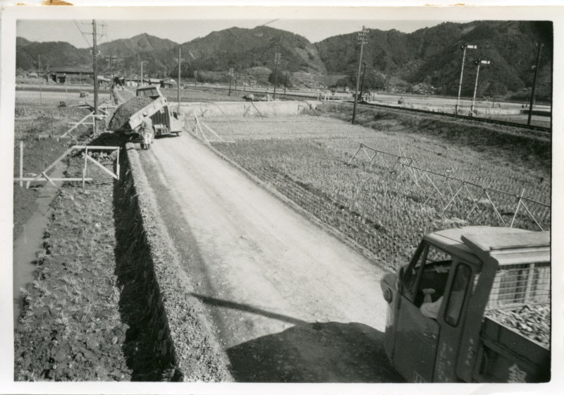 県道改良拡張工事の写真