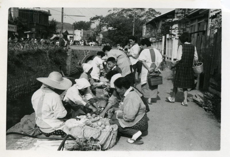 日曜市にて買う人売る人の写真