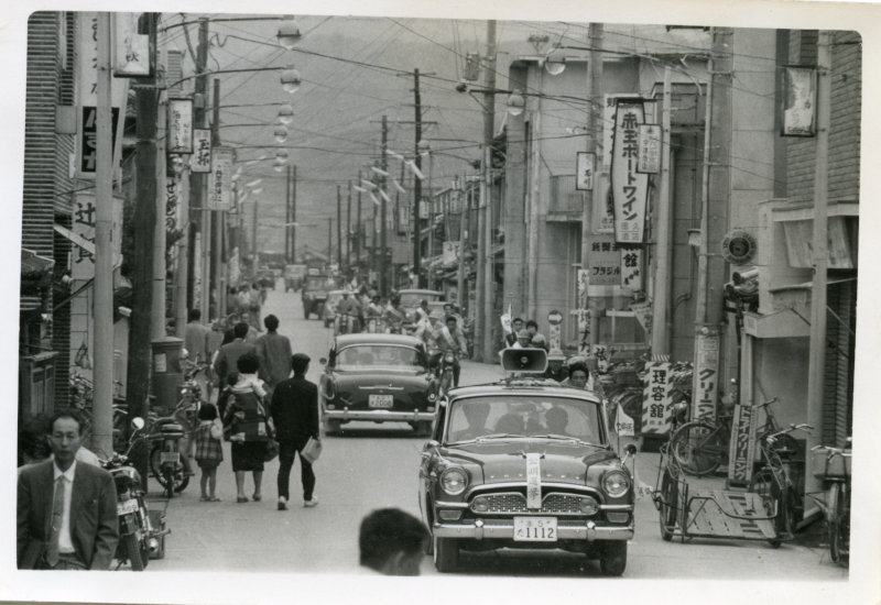 めぬき通りの自動車モーターパレードの写真