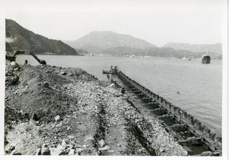 新桟橋岸壁埋立工事の写真
