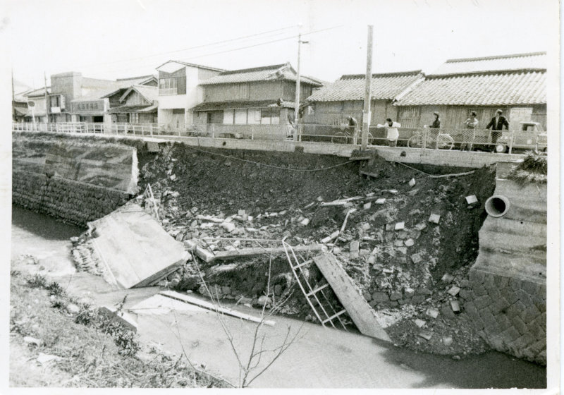 堀川端岸壁崩れるの写真