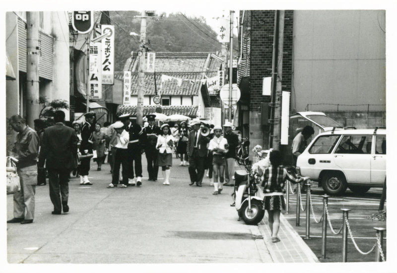 交通安全須崎支部少年団のチラシ配布の写真