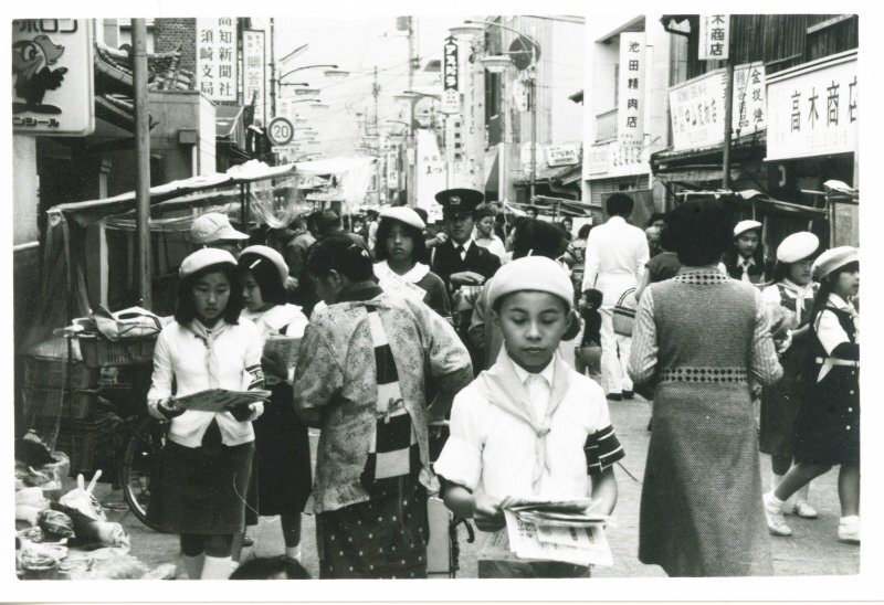 交通安全須崎支部少年団のチラシ配布の写真