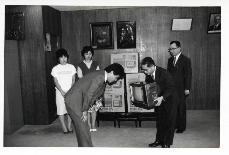 松下寿カラーテレビ贈呈の写真