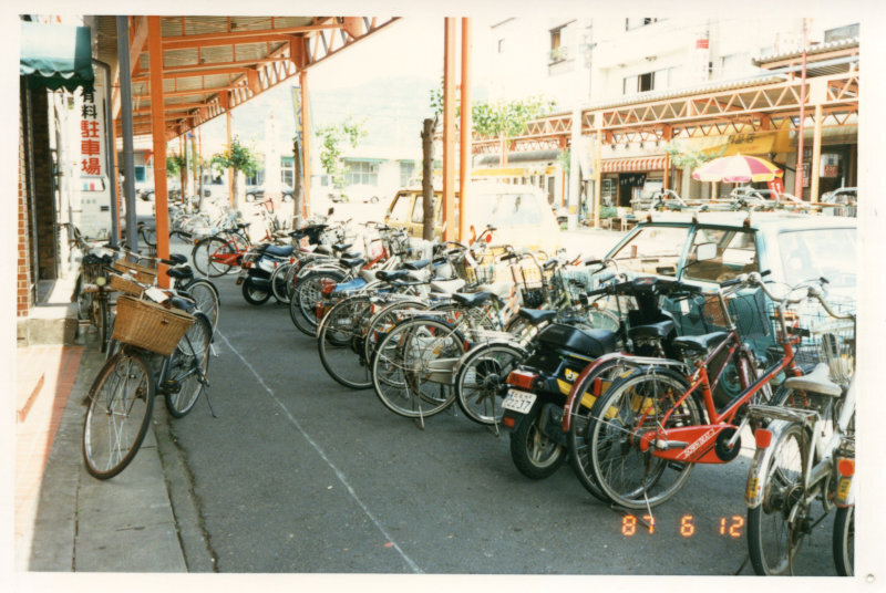 須崎駅前の駐輪場の写真