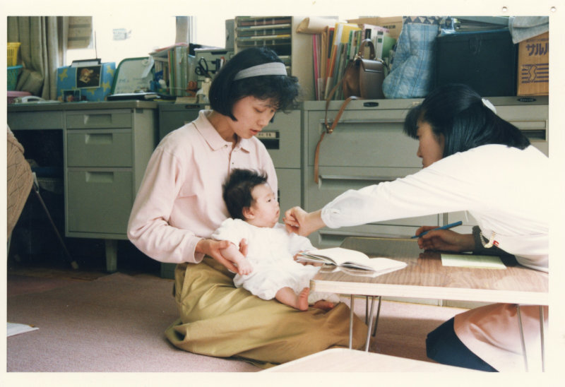 保健師の乳幼児指導の写真