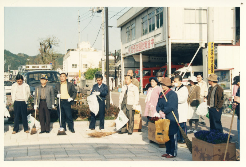川端シンボルロード一斉清掃の写真