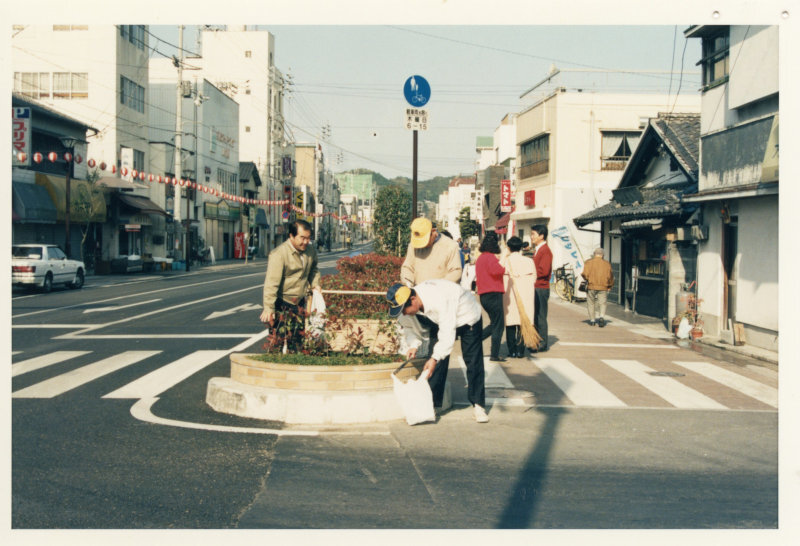 川端シンボルロード一斉清掃の写真