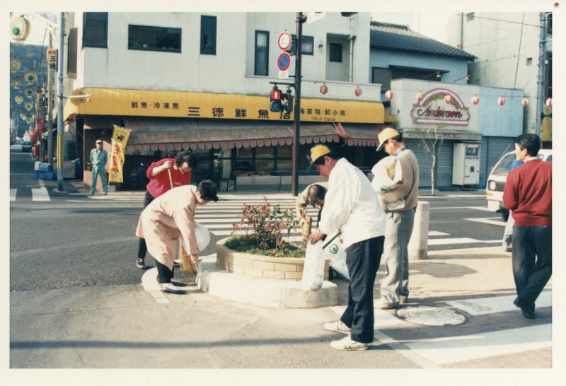 川端シンボルロード一斉清掃の写真