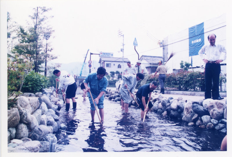 川端シンボルロード一斉清掃の写真