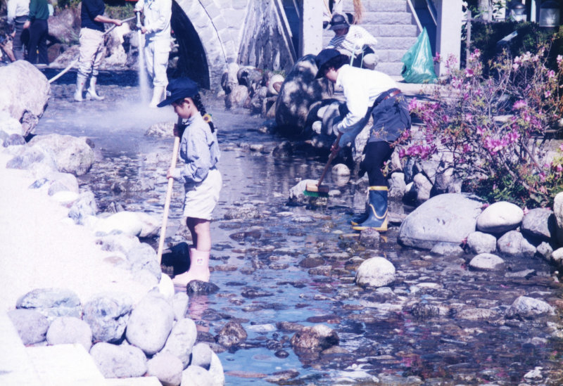 川端シンボルロード一斉清掃の写真